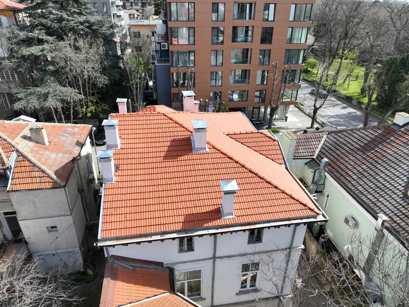 Въздушен изглед към обновения покрив и фасадата