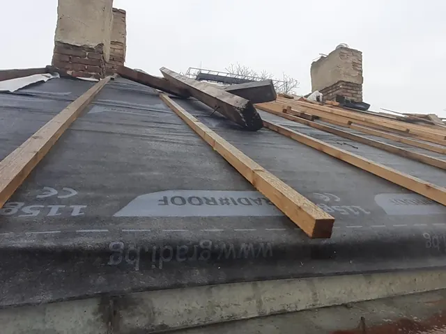 Покрив с положена мембрана и дървени летви
