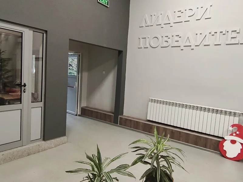 Детайл от обновеното фоайе с врата и надпис
